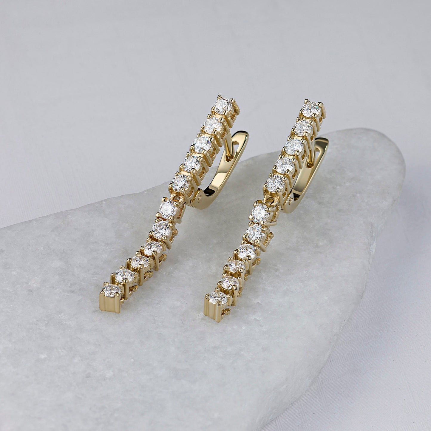 Luxuriöse Ohrringe aus 14 Karat Gelbgold mit 22 runden, im Labor hergestellten Diamanten – eleganter Statement-Schmuck von LevarJewelz