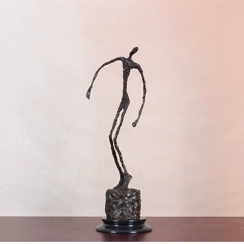 Bronze Giacometti Falling Man Abstrakte Skulptur Statue – Echte Bronze Wachsausschmelzverfahren Kunstfigur für Zuhause & Büro Dekor | LevarJewelz
