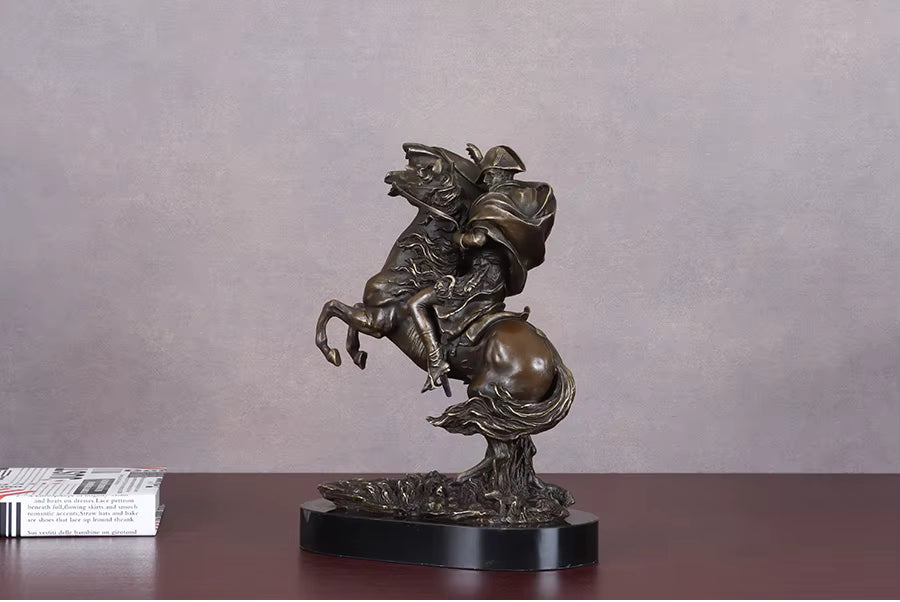 Napoleon überquert den Großen Sankt Bernhard Bronze Statue 30cm | Historische Militärskulptur Heim- & Bürodekoration