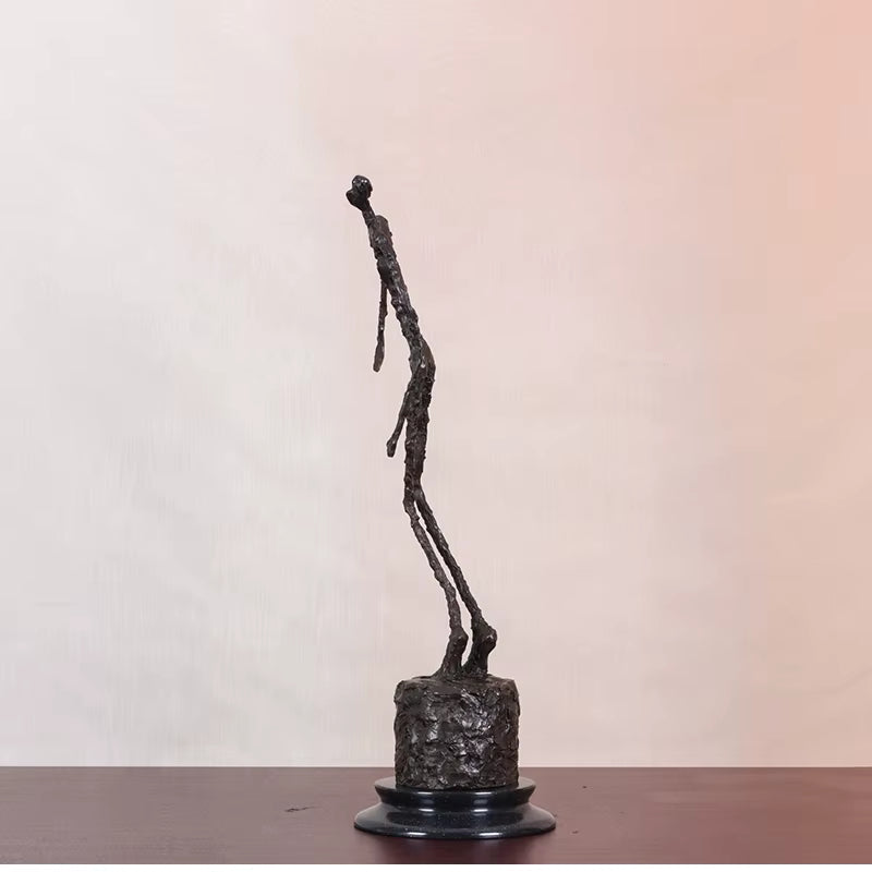 Bronze Giacometti Falling Man Abstrakte Skulptur Statue – Echte Bronze Wachsausschmelzverfahren Kunstfigur für Zuhause & Büro Dekor | LevarJewelz