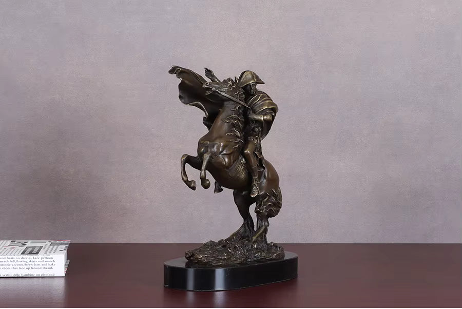 Napoleon überquert den Großen Sankt Bernhard Bronze Statue 30cm | Historische Militärskulptur Heim- & Bürodekoration