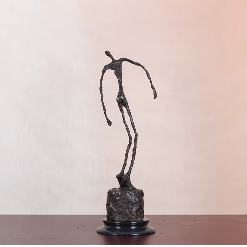Bronze Giacometti Falling Man Abstrakte Skulptur Statue – Echte Bronze Wachsausschmelzverfahren Kunstfigur für Zuhause & Büro Dekor | LevarJewelz