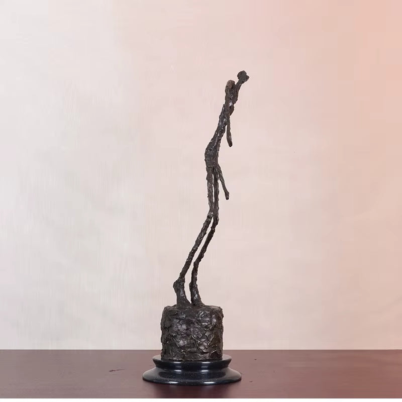 Bronze Giacometti Falling Man Abstrakte Skulptur Statue – Echte Bronze Wachsausschmelzverfahren Kunstfigur für Zuhause & Büro Dekor | LevarJewelz