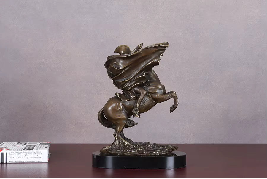 Napoleon überquert den Großen Sankt Bernhard Bronze Statue 30cm | Historische Militärskulptur Heim- & Bürodekoration