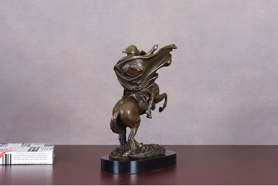 Napoleon überquert den Großen Sankt Bernhard Bronze Statue 30cm | Historische Militärskulptur Heim- & Bürodekoration