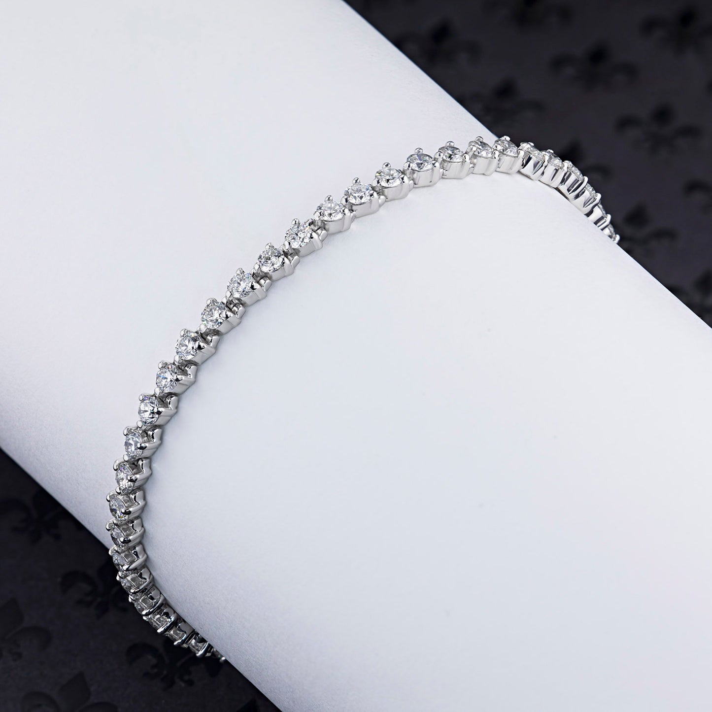 Luxuriöses 14-karätiges Weißgold-Diamantarmband mit 46 runden Steinen – Eleganter Schmuck von LevarJewelz 